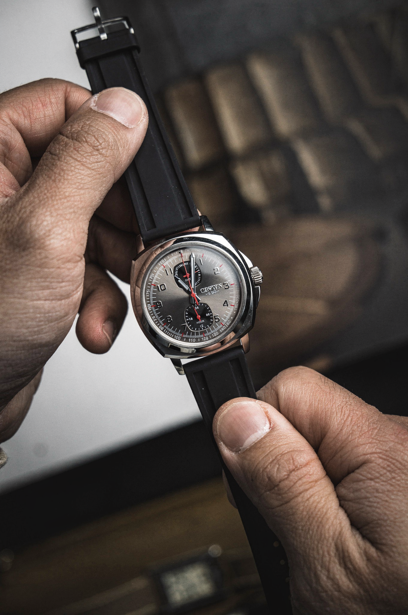 Crown series 25 Rhodium dial